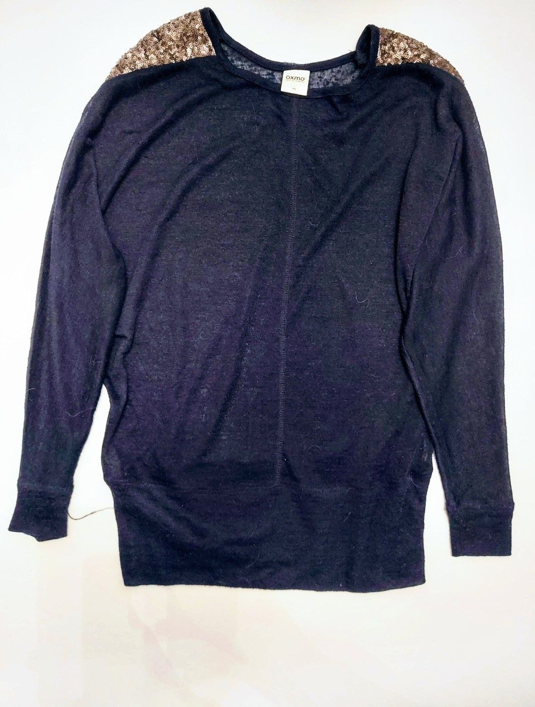 Granatowy sweter z cekinami