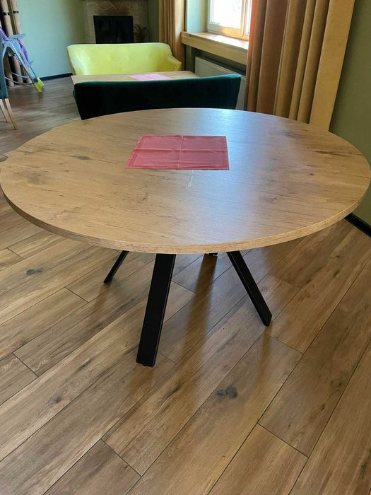 Stoły z metalową nogą i okleiną imitującą drewno - różne rodzaje