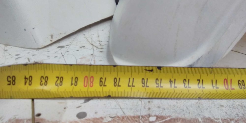 Um par de guarda-lamas em plástico, em bom estado, para atrelados.