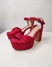 Czerwone buty sandały na obcasie i platformie Bershka wiosna lato 37