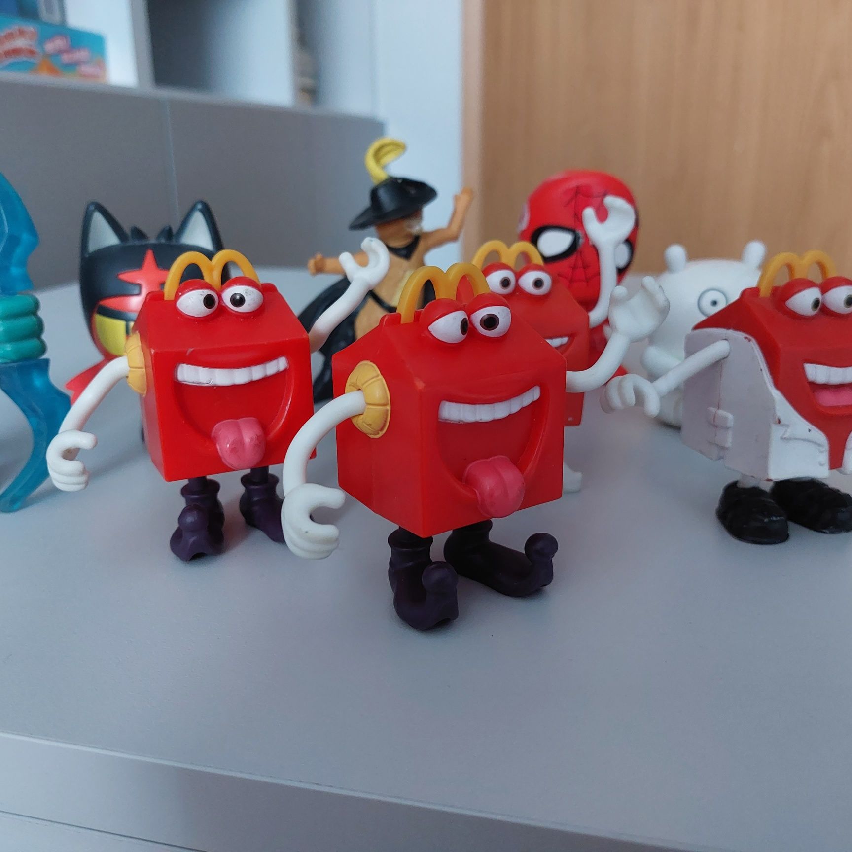 9 figurek kolekcjonerskich Happy Meal za 18 zł