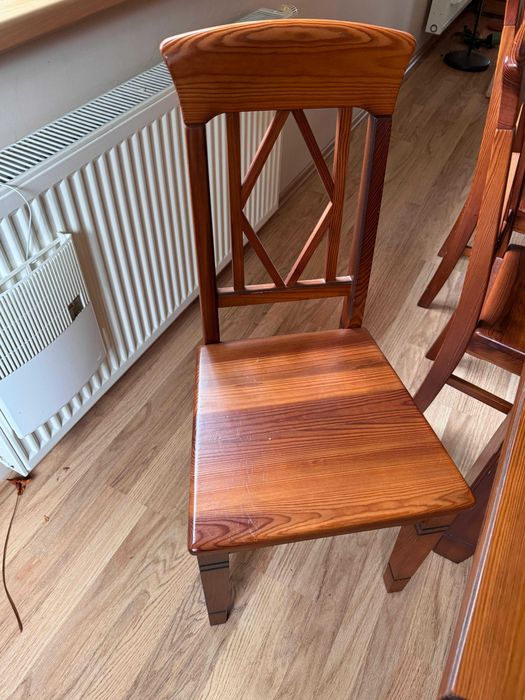 Zestaw drewnianych mebli rozkładany stół, krzesła, komoda, witryna