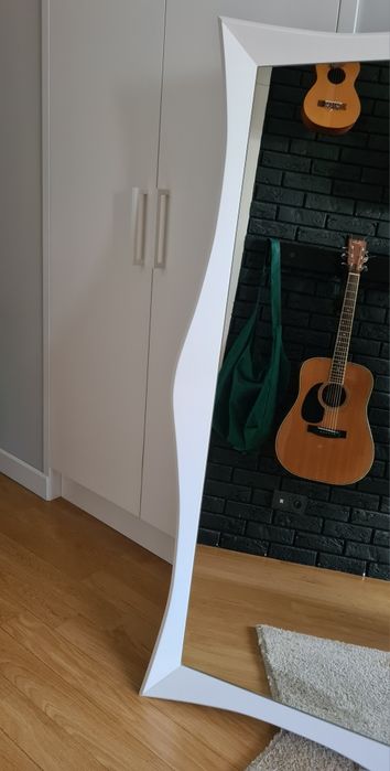 Lustro w Białej ramie