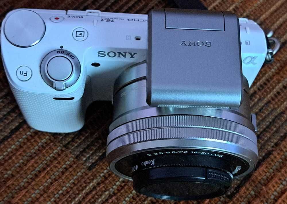 Sony NEX-5T, APS-C 16,1 Mega, lampa, NFC, wi-fi, pilot