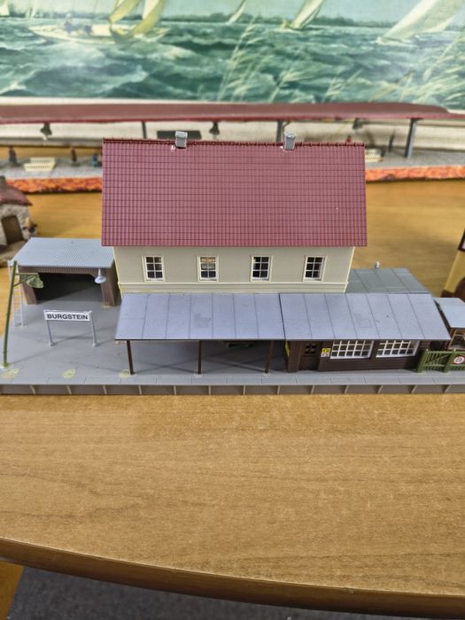 Zestaw budynków do makiety kolejowej – stacje, peron, domy, figurki