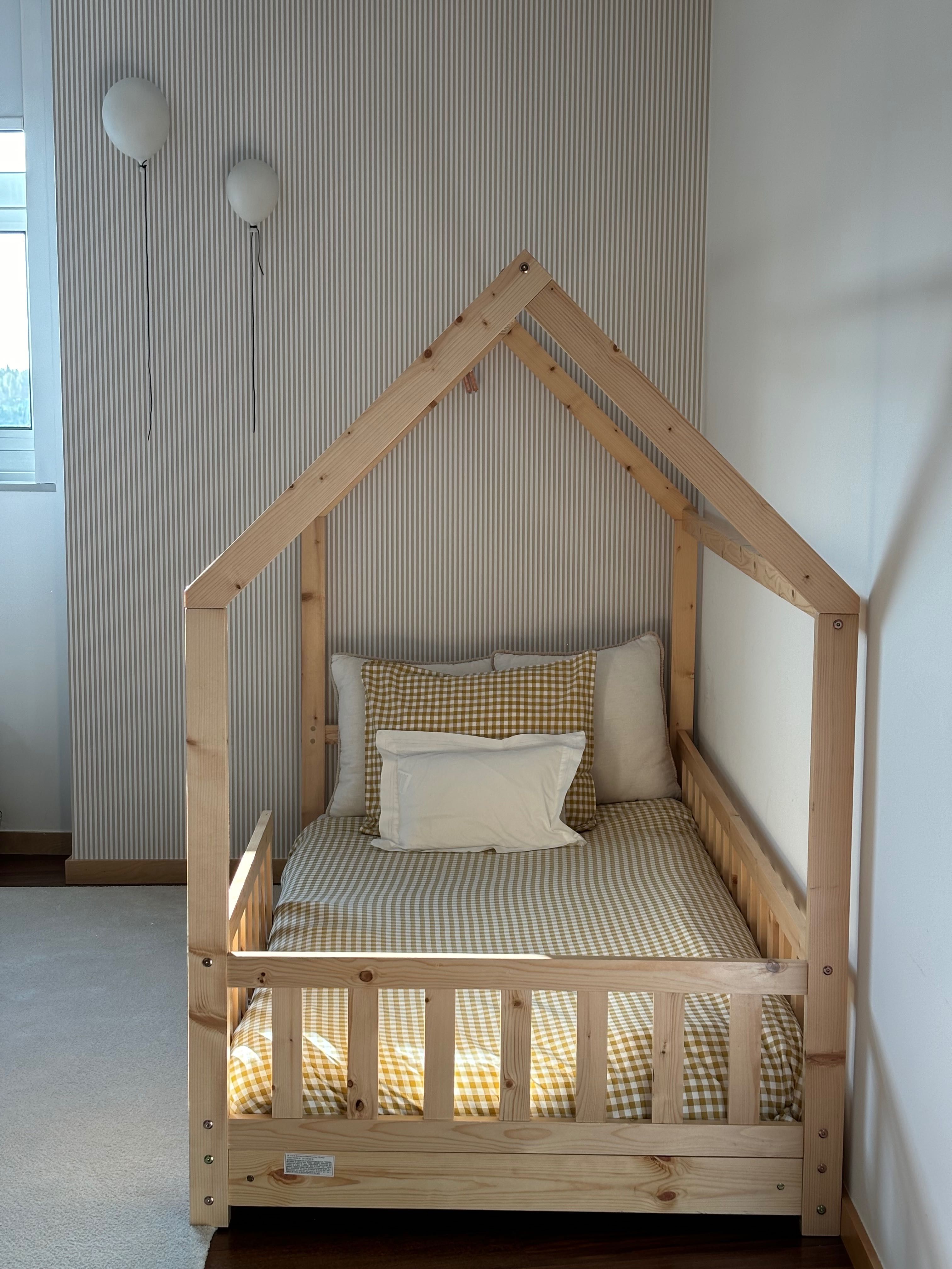 Cama de criança Montessori em madeira polida