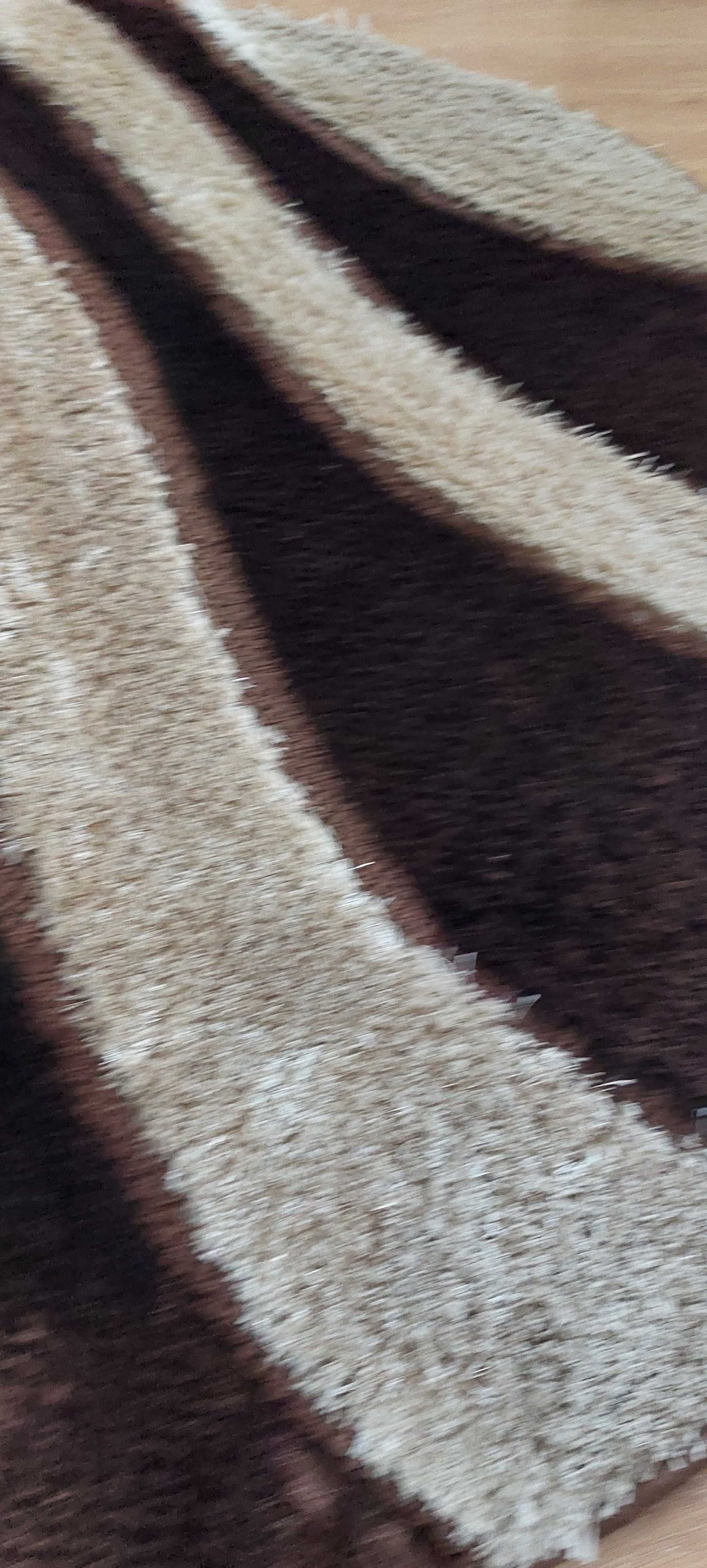 Carpete redonda castanha e branco sujo