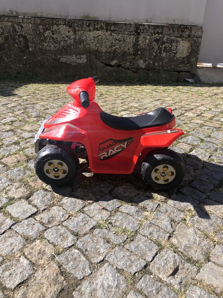 Moto4 eléctrica para criança