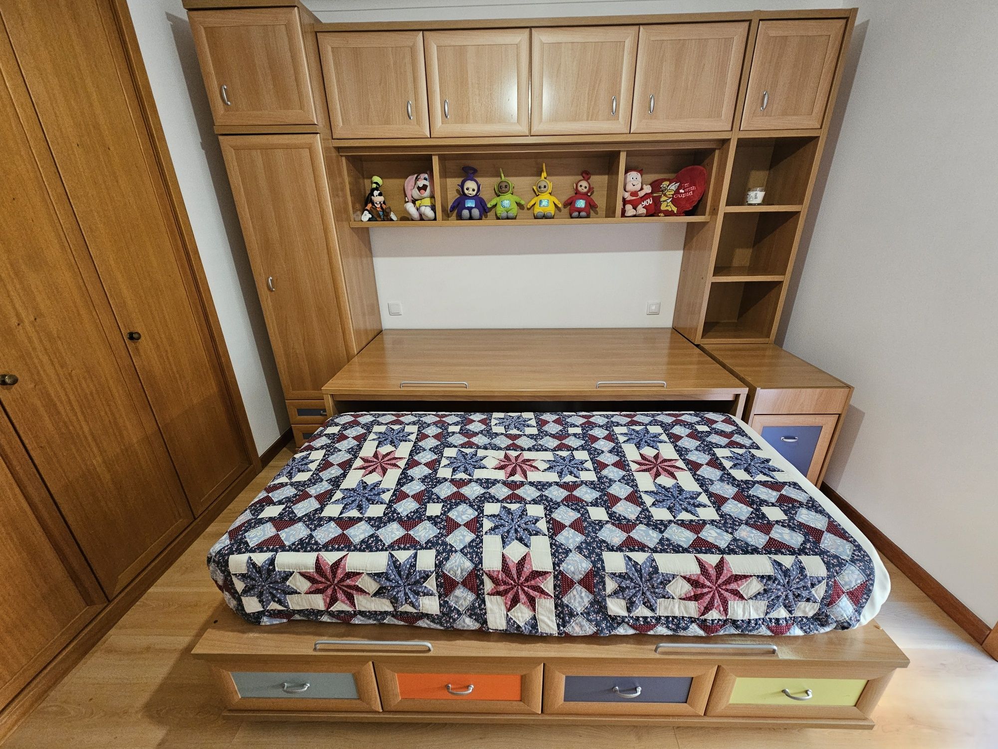 Mobília de Quarto de Criança em Madeira