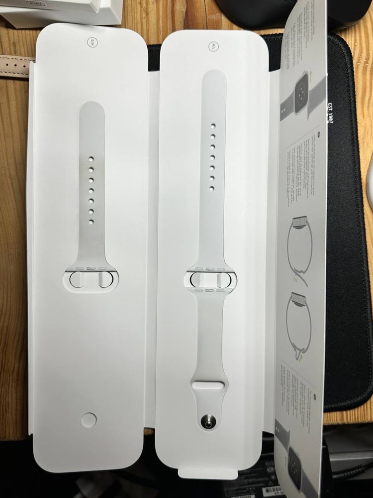 Apple Watch SE 2 GPS 40mm with Sport Band S/M