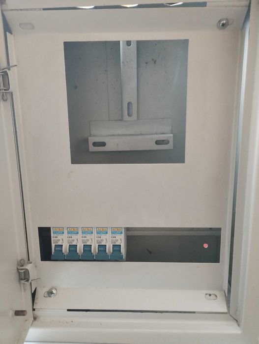 Ящик щит обліку на 12 модулів з 5-ма автоматами С25 розмір 40х30х14см