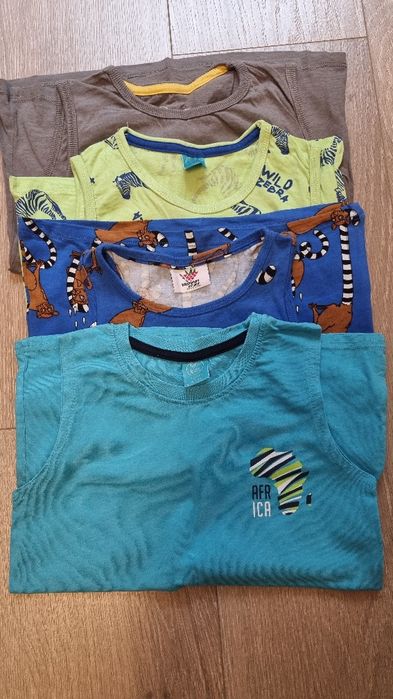 4 bluzeczki chłopięce bez rękawków w rozmiarze 122 cm