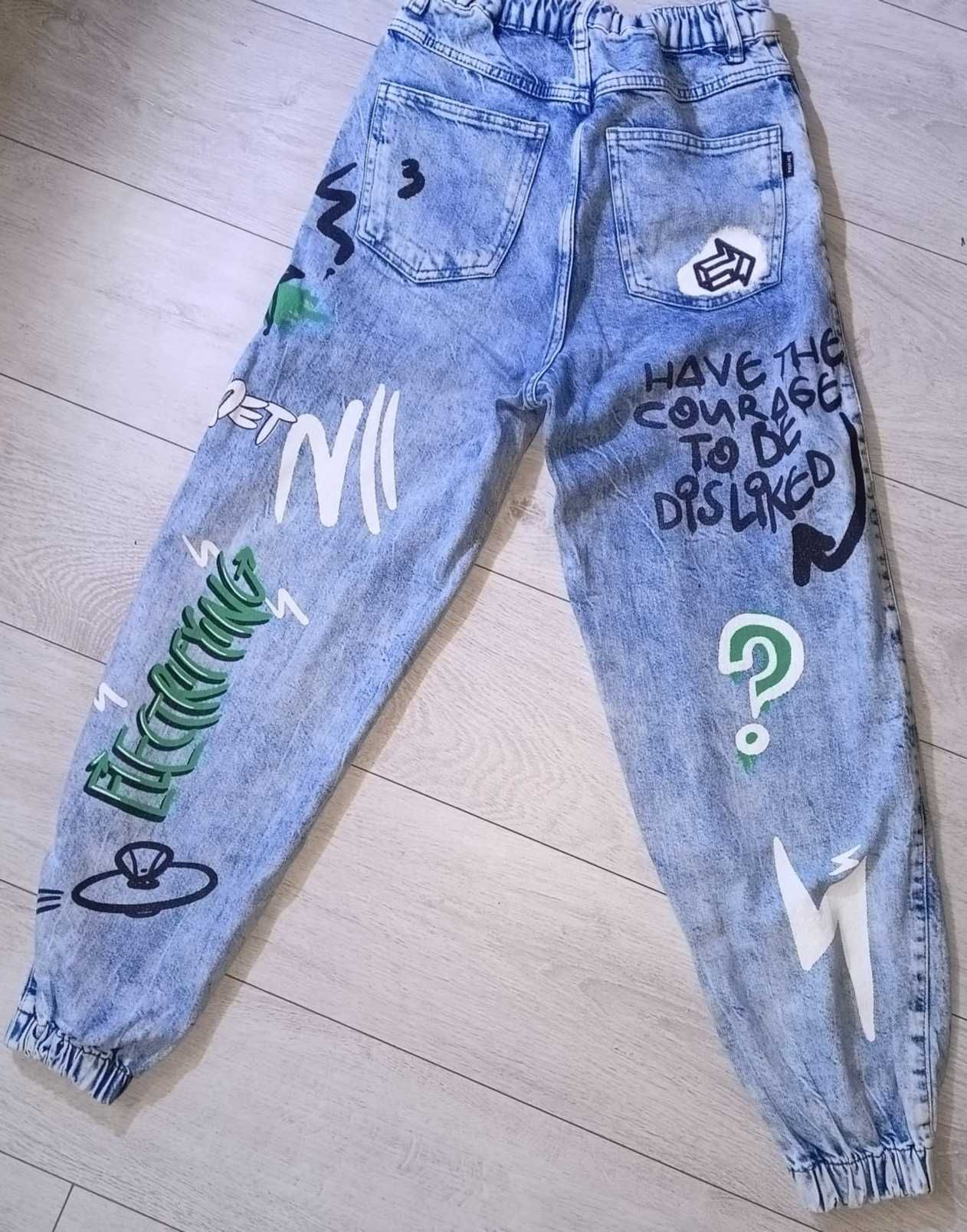 Jeansy jogers denim z Bershka z graffiti. Roz 34