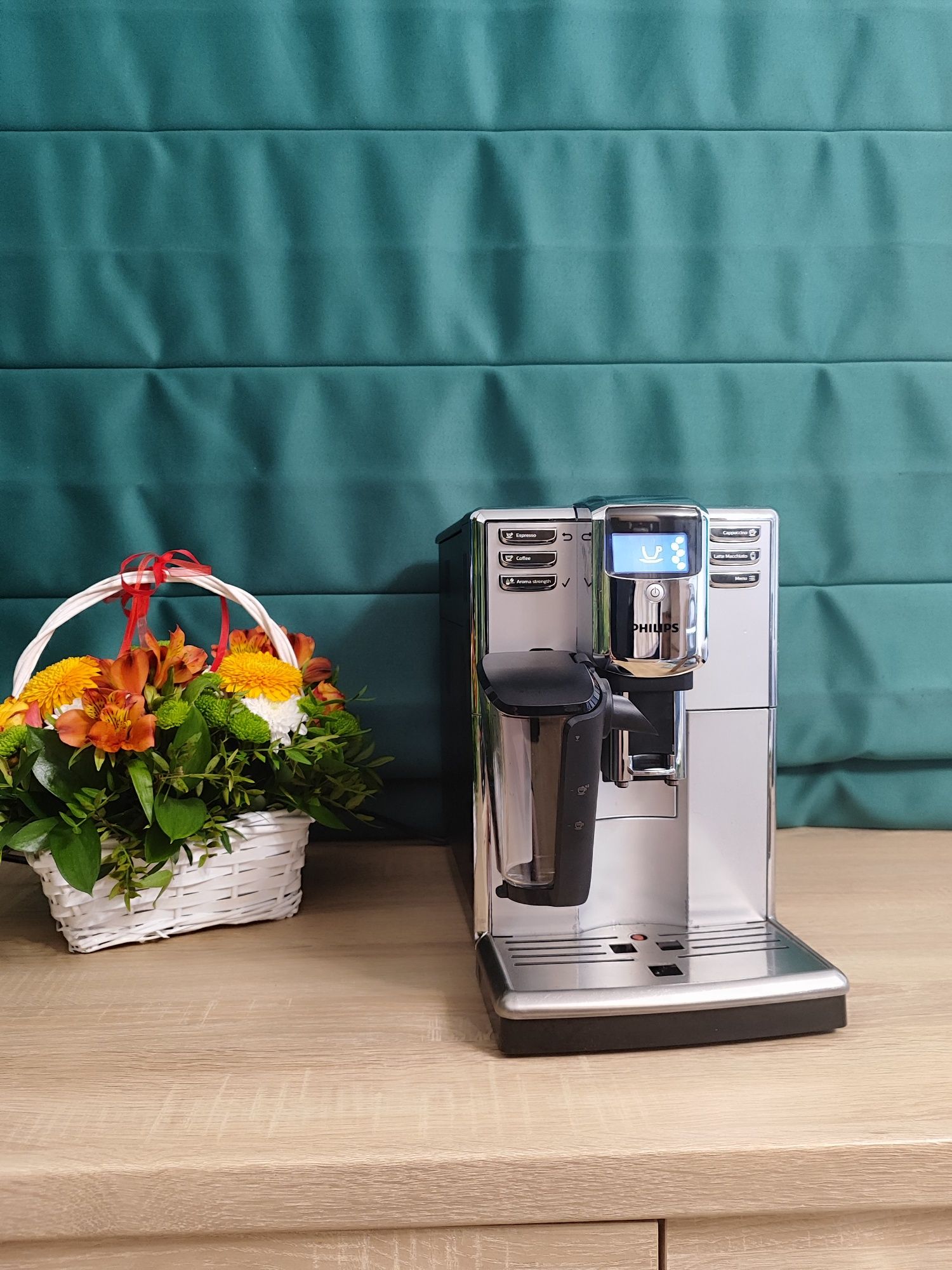 Ekspres do kawy Philips lattego EP5333/10+nowa karafka lattego.