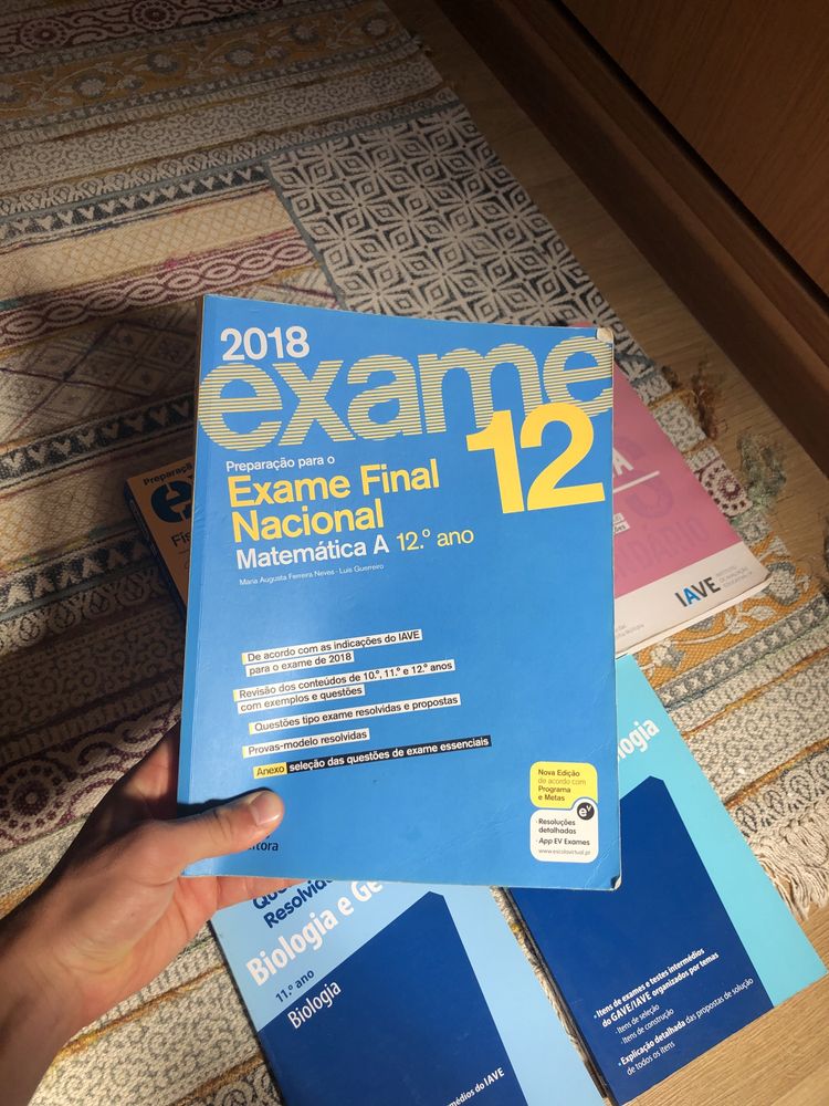 Manuais de Preparaçao para exame (Fisico-Quimica;Matematica;Biologia)