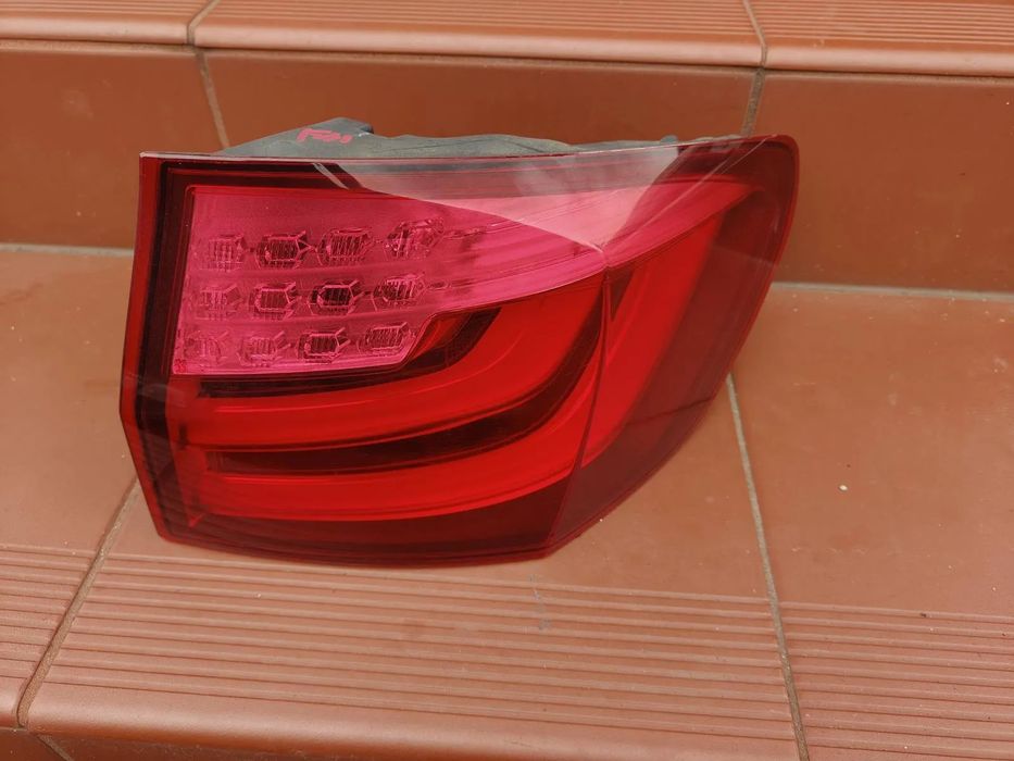 BMW 5 F10 kombi F11 Lampa Tylna W Błotnik Prawa Igła