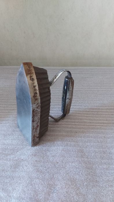 Чугунный утюг, праска "Красный литейщик" 4,5 кг.