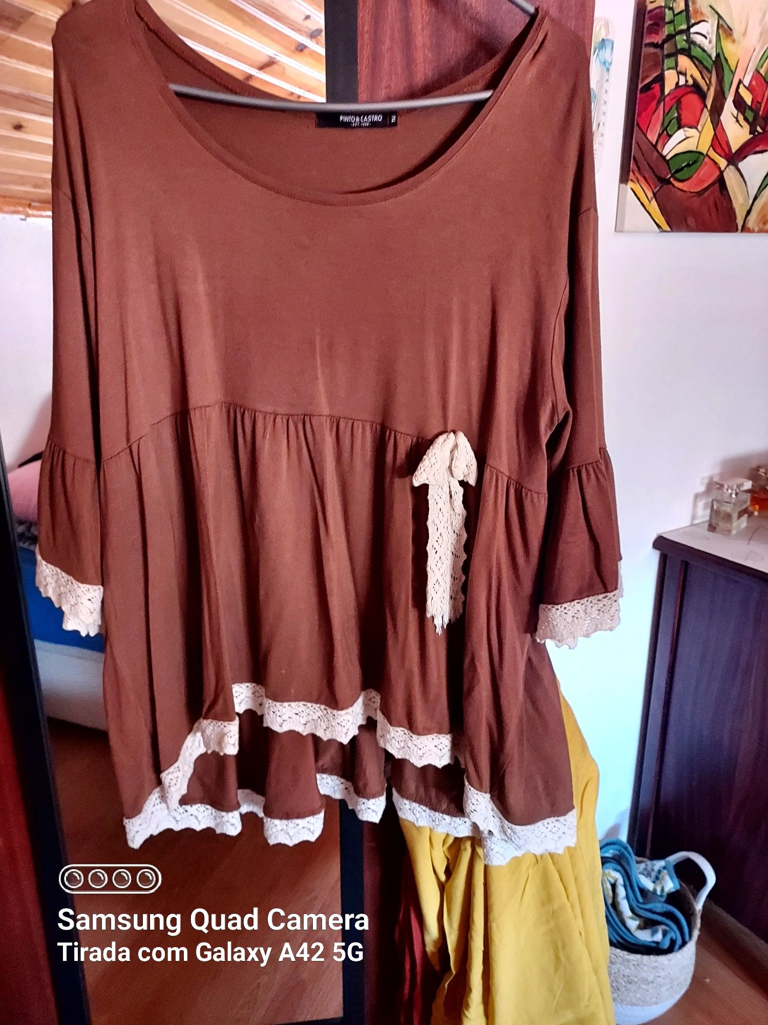 Vendo Top comprido com meia manga detalhes em renda