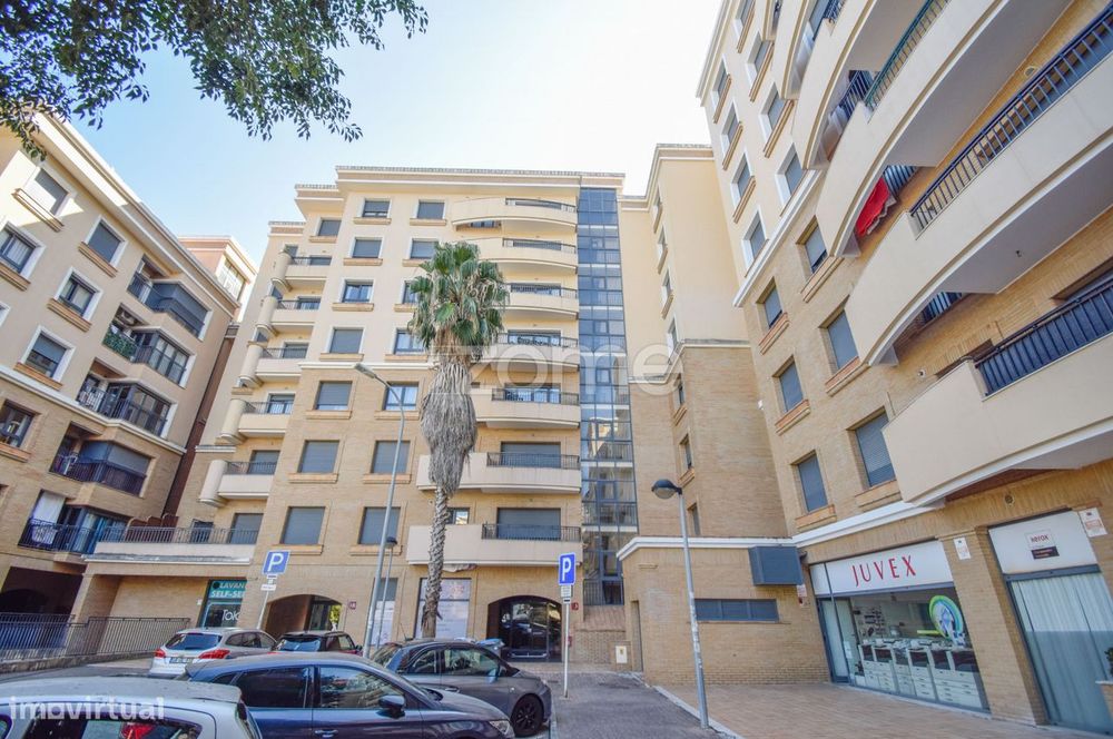 Apartamento T4 na urbanização do Almirante em Loures