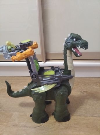 Динозавр ходить,стріляє і видає звуки