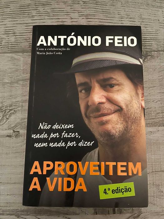 Livros diversos, em português e inglês