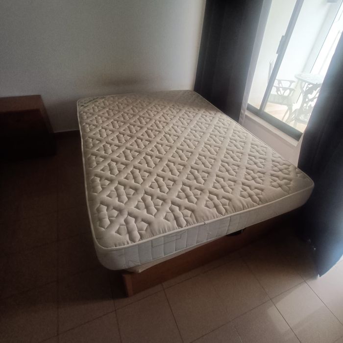 Cama com arrumação