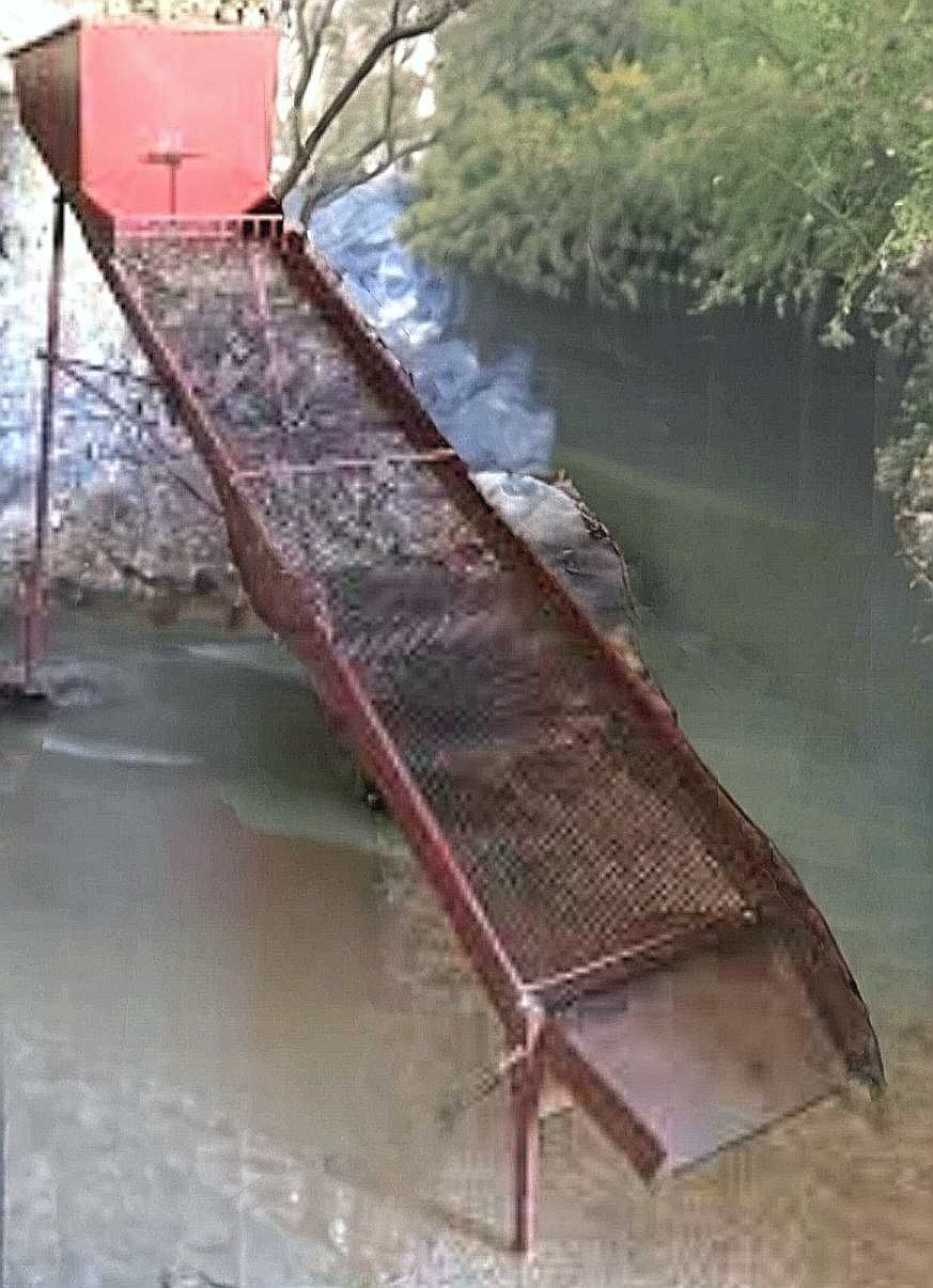 Limpador, crivo ou erguedeira de azeitona usado e em bom estado
