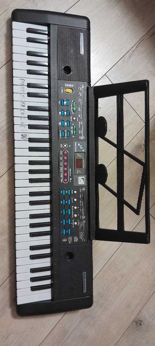 Синтезатор ( піаніно) переносний майже не використовували