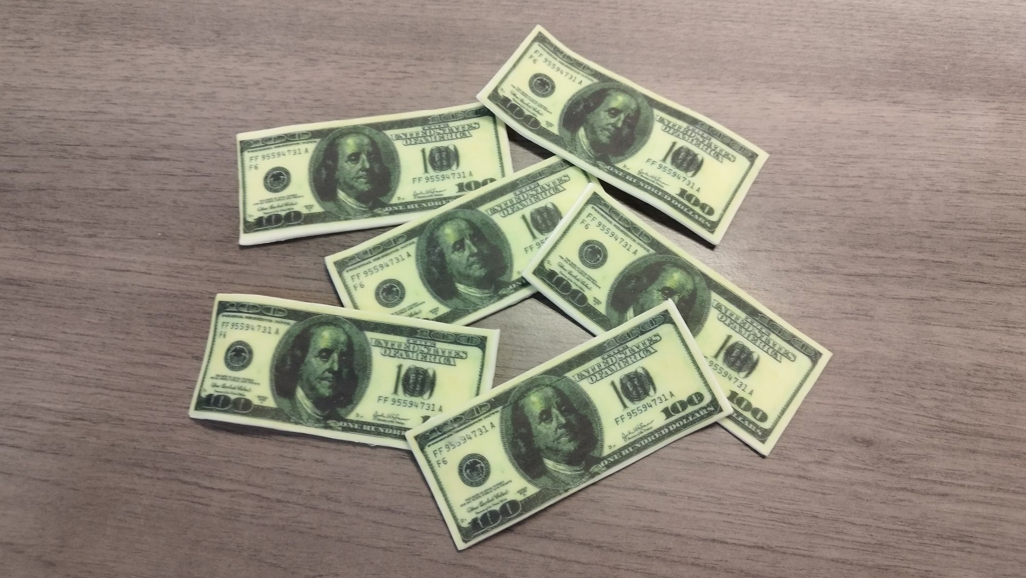 Banknoty dolary pieniądze z masy cukrowej na tort