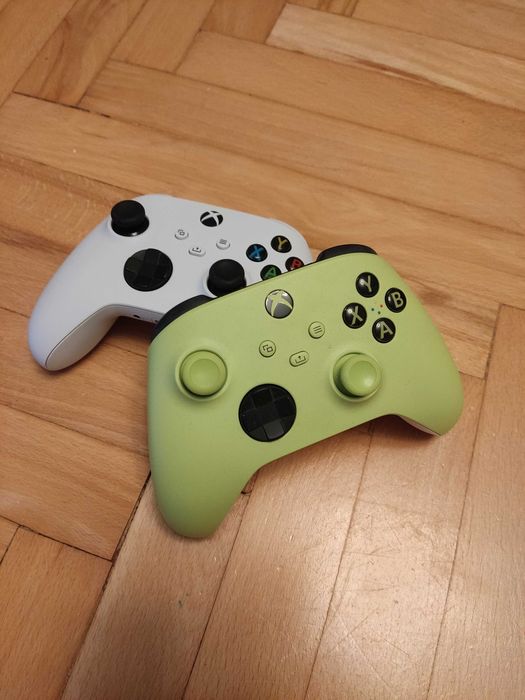 Dwa pady Xbox Series – stan bardzo dobry!