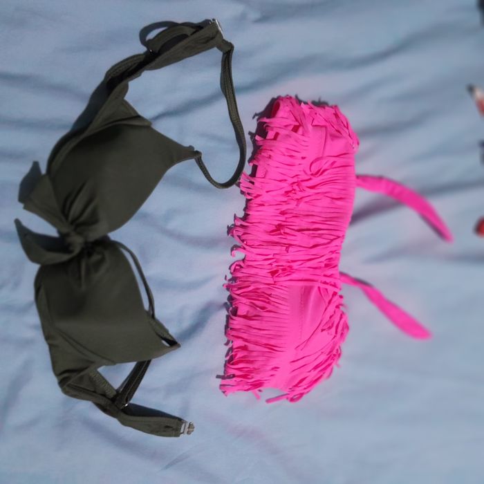 Várias partes de biquínis