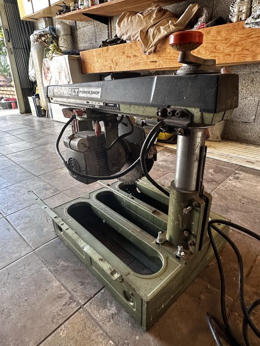 Serra circular de braço radial Dewalt