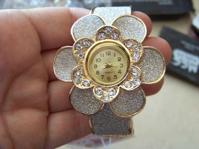 Часы-браслет под золото с крупным цветком и серебристым напылением