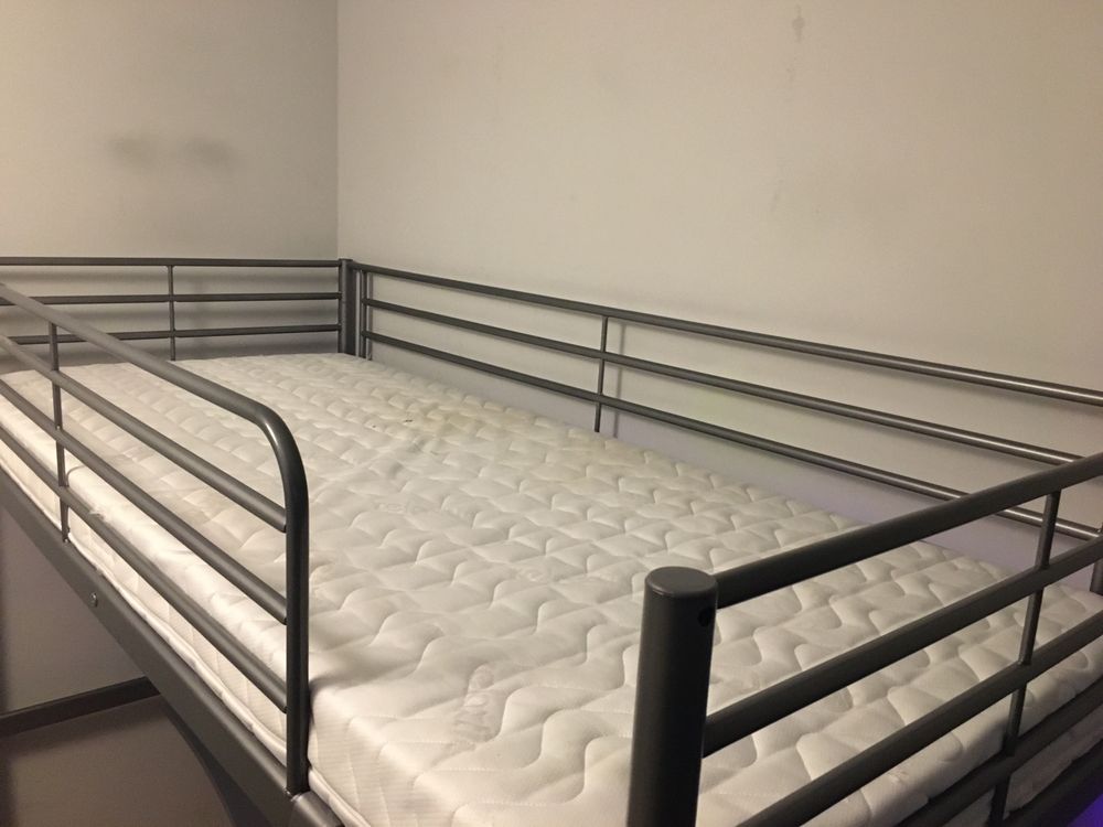 Łóżko piętrowe z biurkiem - IKEA SVARTA
