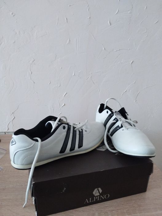 Трекінгові кросівки шкіряні та підошвою зі спеціальної гуми.  1000 гр.