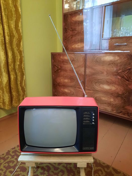 Telewizor z czasów PRL firmy JUNOST 402 B