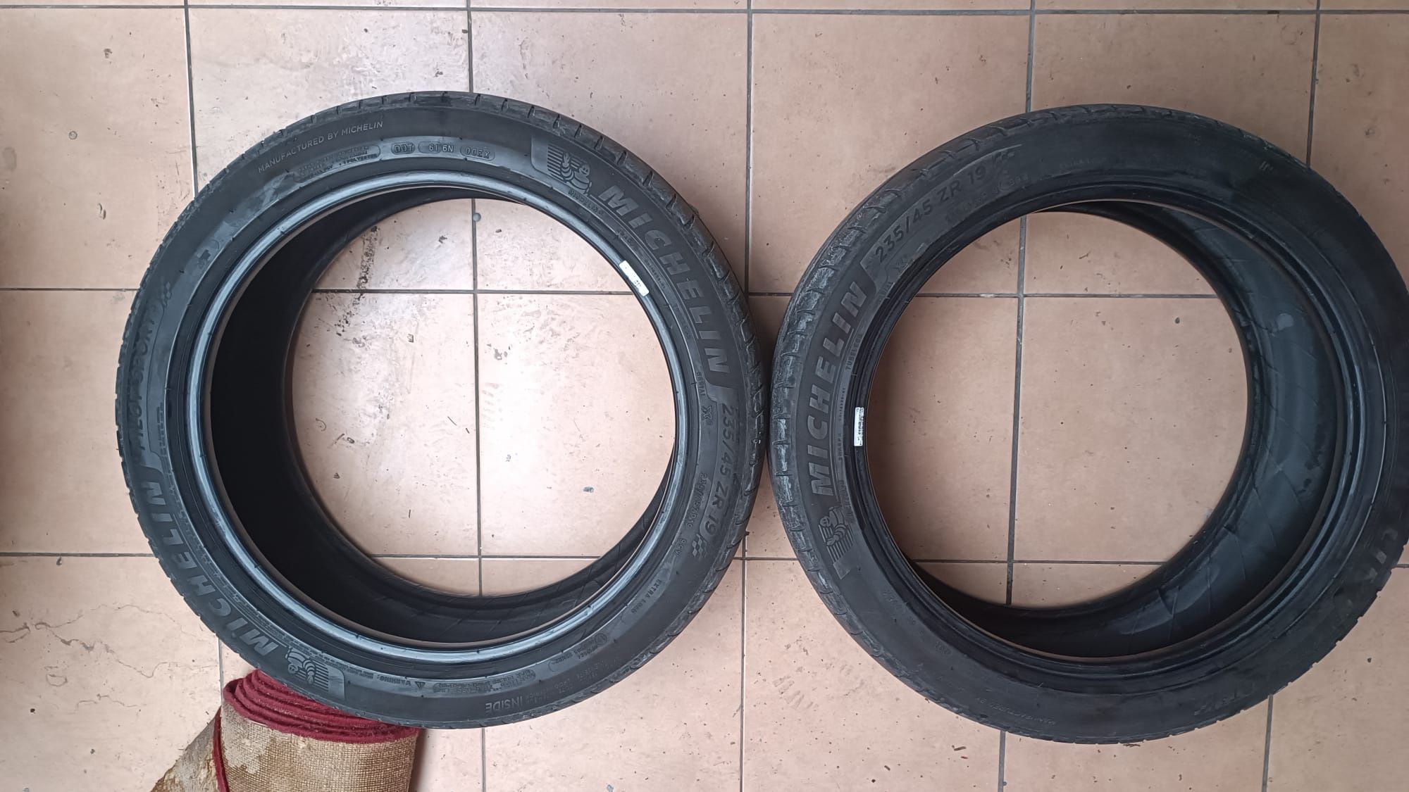 Vendo pneus com rasto Michelin 235/45/19