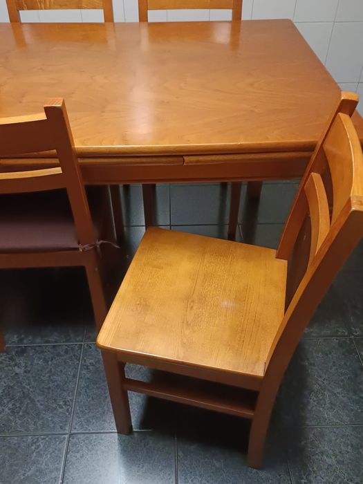 Mesa madeira extensível com 4 cadeiras