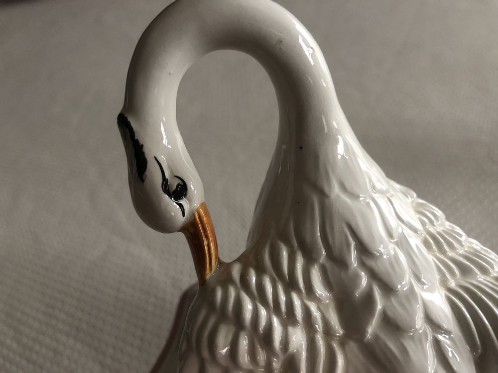 Caixa de cerâmica com cisne