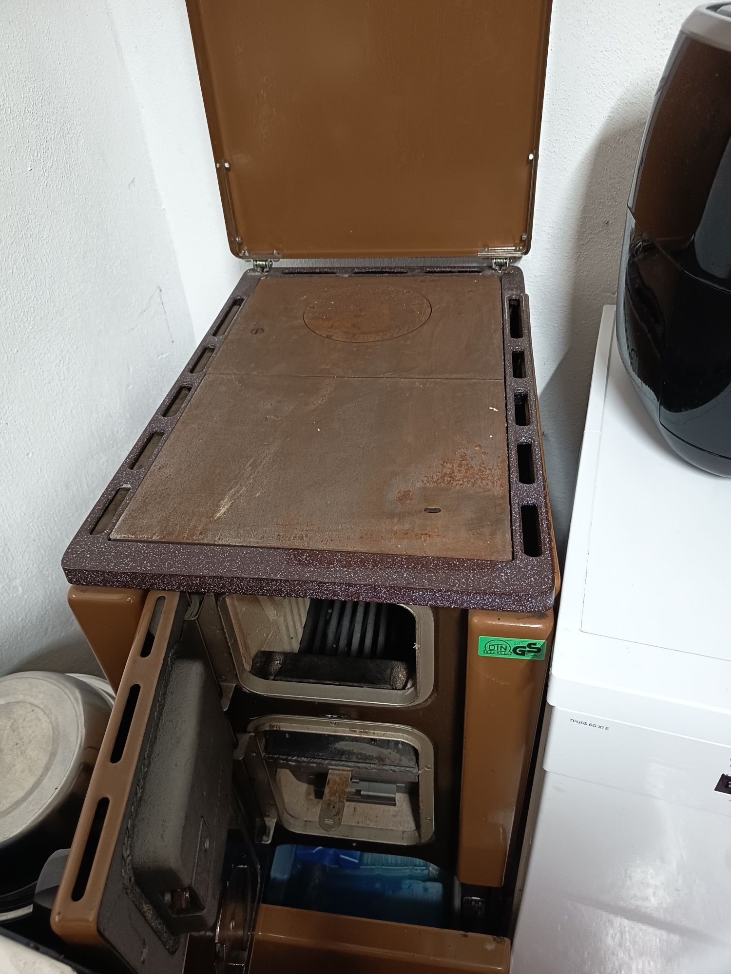 Fogão de Lenha Castanho com os Tubos
