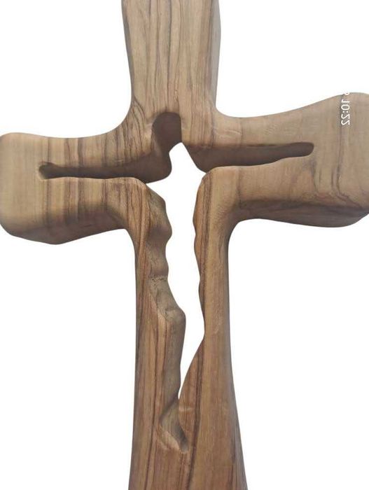 Krzyż z drewna oliwnego rękodzieło handmade 21 cm wysoki wiszący