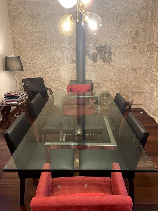 Mesa de jantar em vidro minimalista