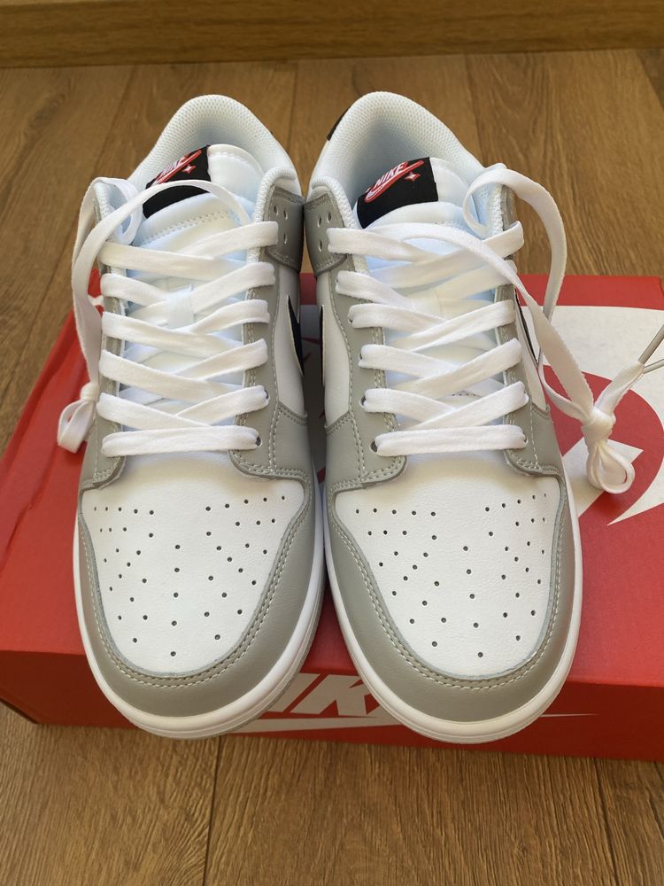 Nike Dunk Low.
