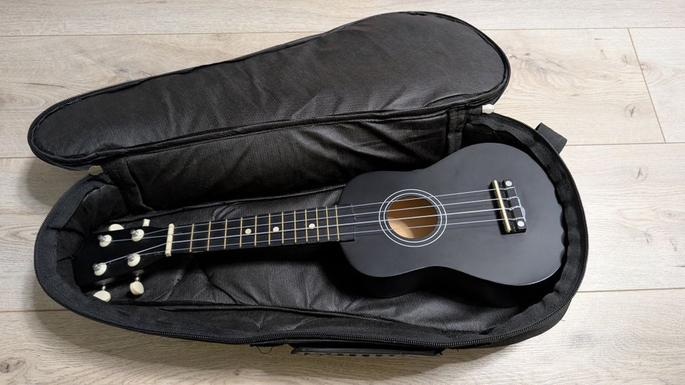 Укулеле з каподастром та чохлом - стан як нова