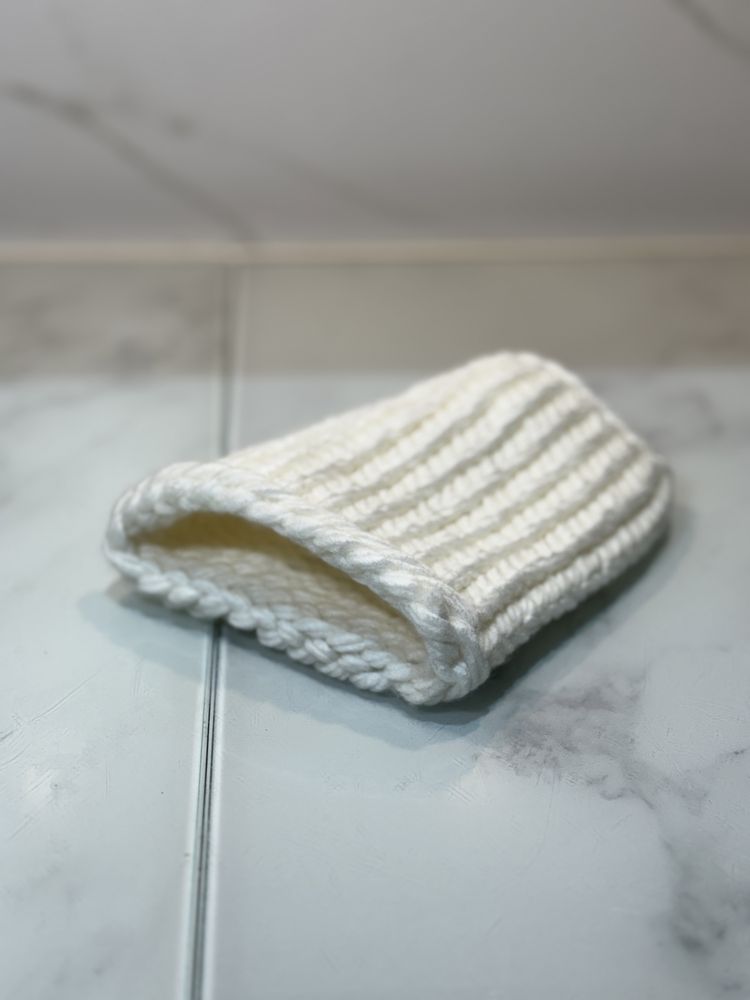 Handmade biały sweterek na świecę w słoiku