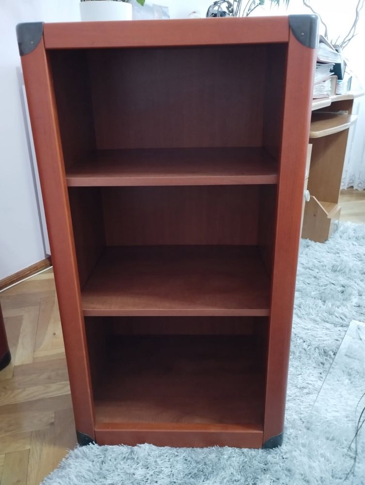 Meble z metalowymi narożnikami i skórzanymi uchwytami