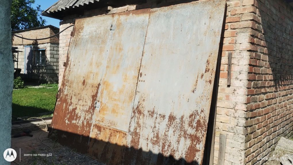 Гаражні ворота односекційні з дверима.