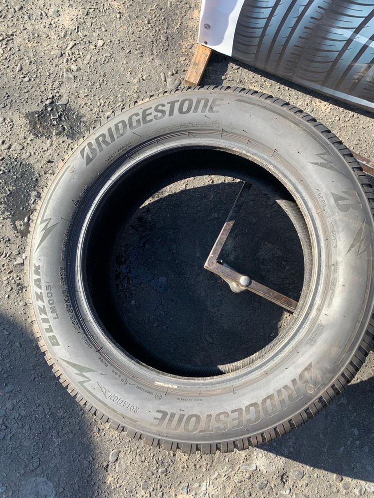 Шини 235/60 R18 Bridgestone 6,8-7мм, зима