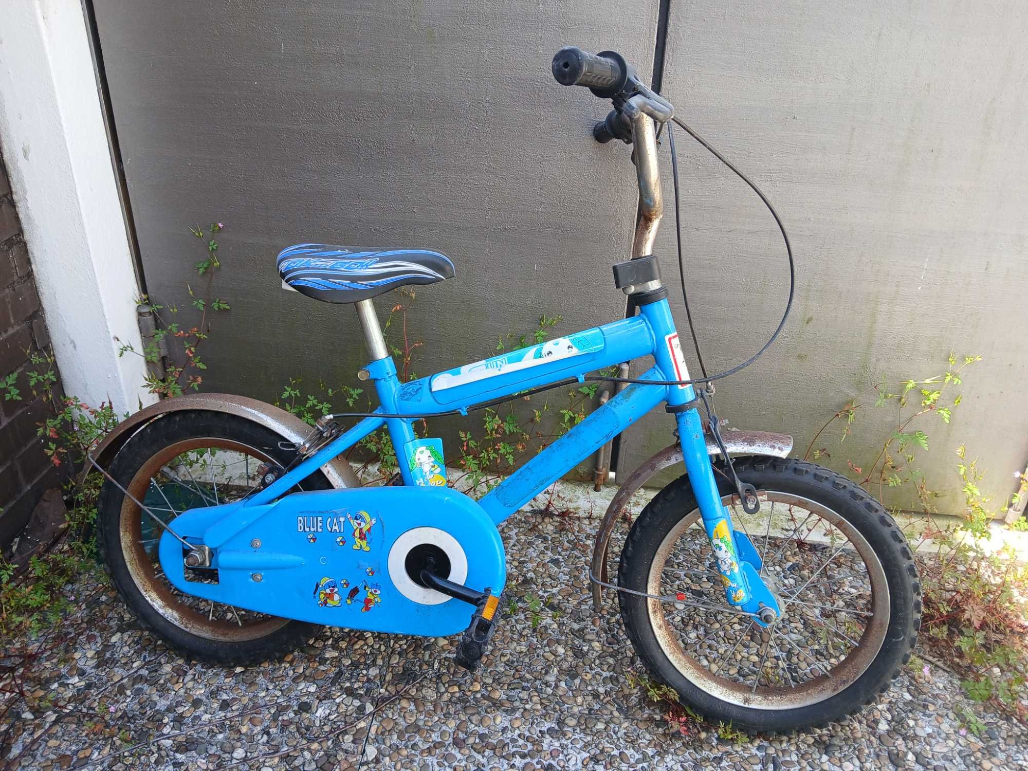 bicicleta de criança com rodas auxiliares