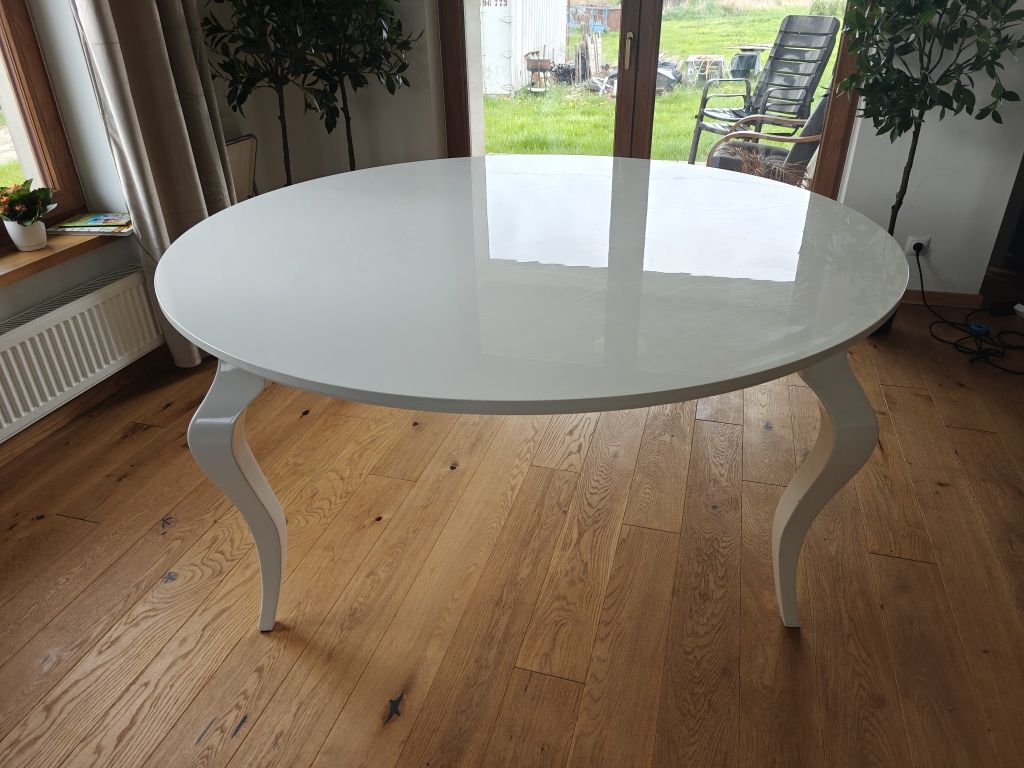 Duży okrągły biały stół